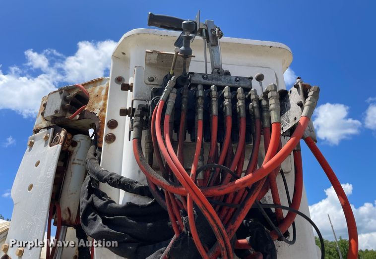 image for item OG9987 2004 International  4300 bucket truck