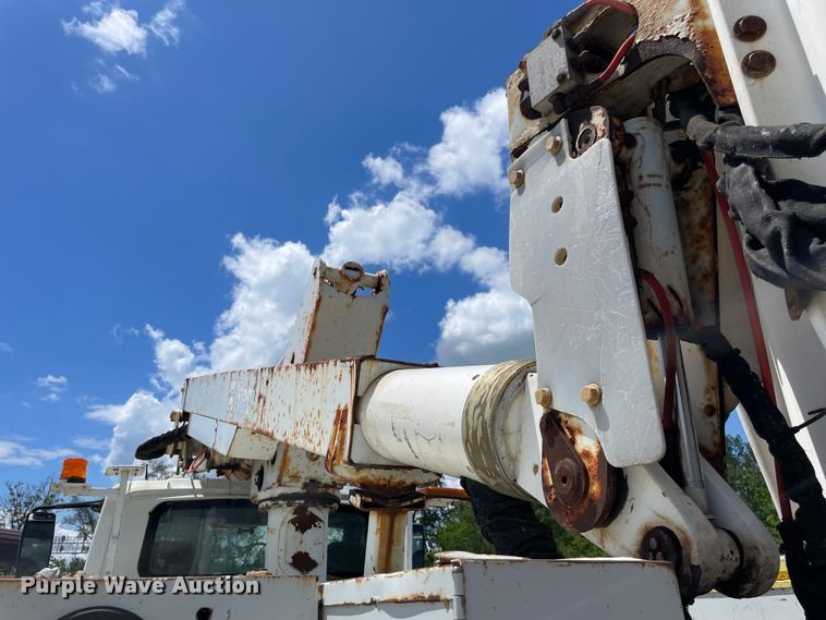 image for item OG9987 2004 International  4300 bucket truck