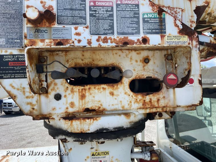 image for item OG9987 2004 International  4300 bucket truck