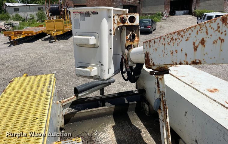 image for item OG9987 2004 International  4300 bucket truck