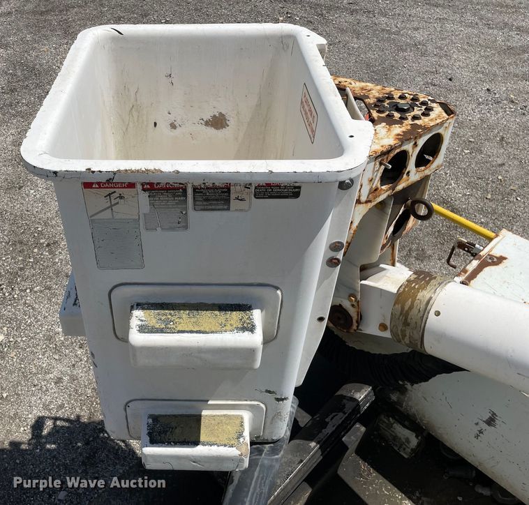 image for item OG9987 2004 International  4300 bucket truck