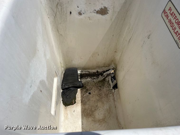 image for item OG9987 2004 International  4300 bucket truck