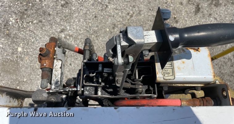 image for item OG9987 2004 International  4300 bucket truck