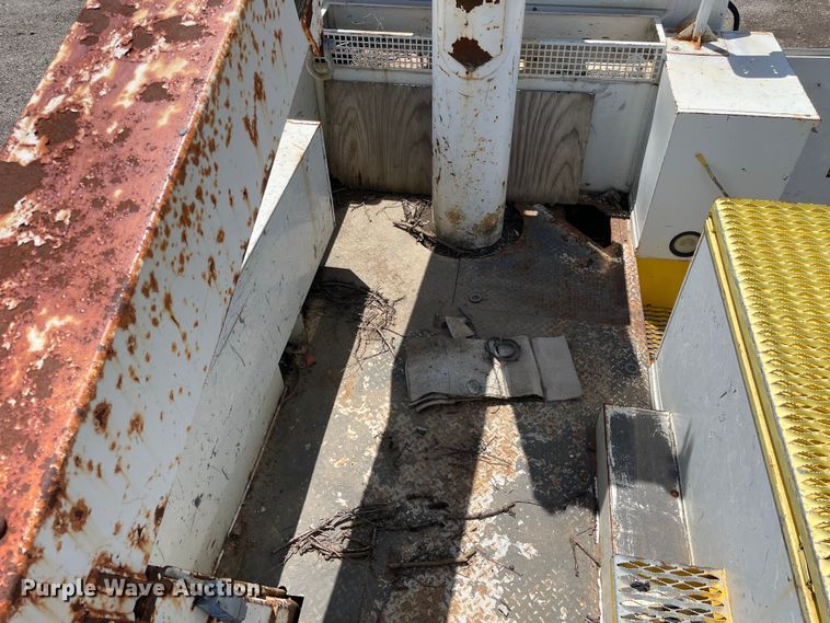 image for item OG9987 2004 International  4300 bucket truck