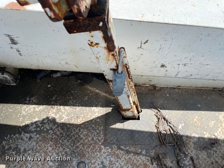 image for item OG9987 2004 International  4300 bucket truck