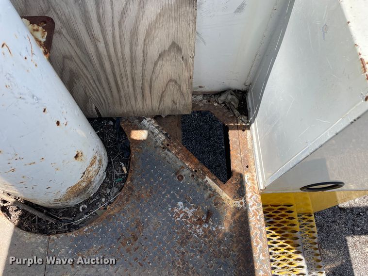 image for item OG9987 2004 International  4300 bucket truck