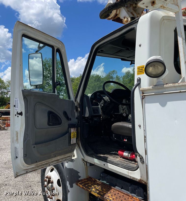 image for item OG9987 2004 International  4300 bucket truck