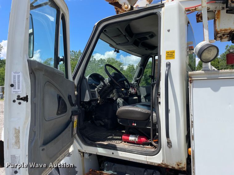 image for item OG9987 2004 International  4300 bucket truck