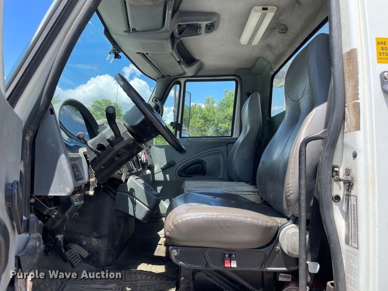 image for item OG9987 2004 International  4300 bucket truck