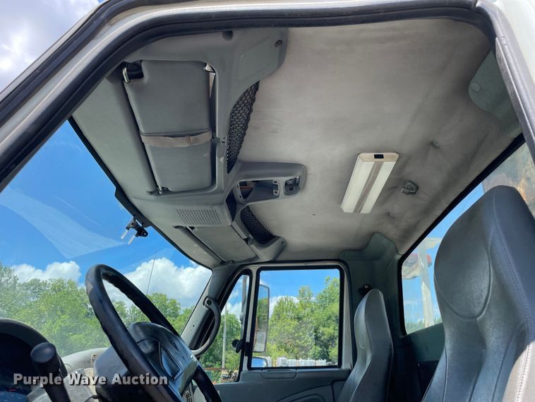 image for item OG9987 2004 International  4300 bucket truck