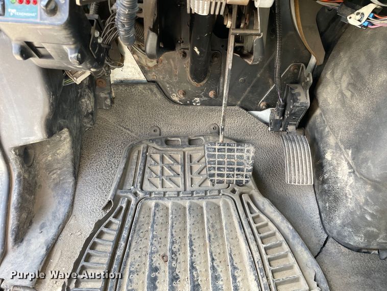 image for item OG9987 2004 International  4300 bucket truck