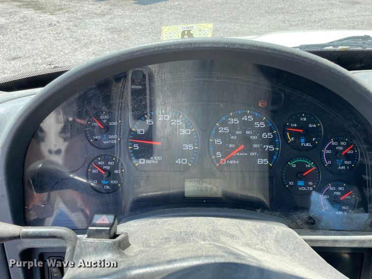 image for item OG9987 2004 International  4300 bucket truck