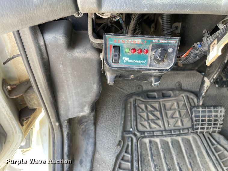 image for item OG9987 2004 International  4300 bucket truck