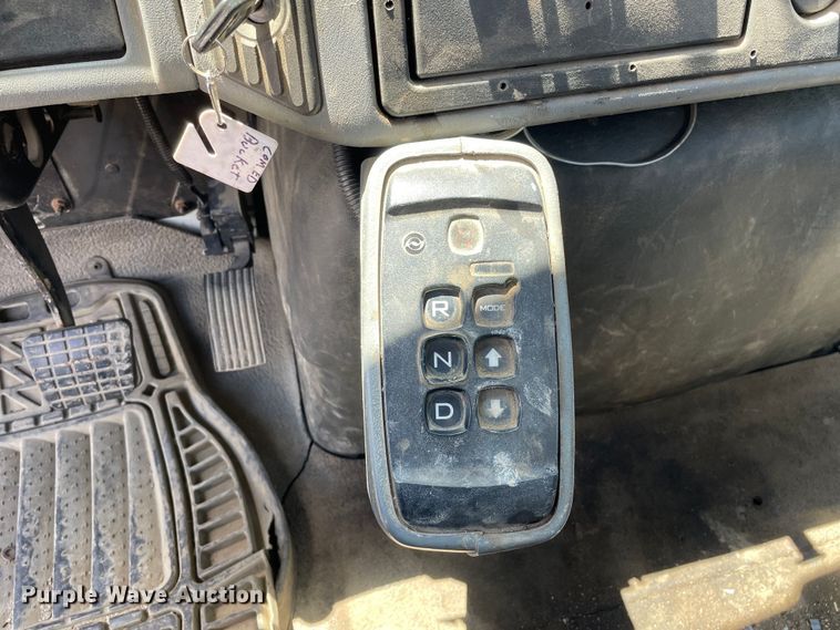 image for item OG9987 2004 International  4300 bucket truck