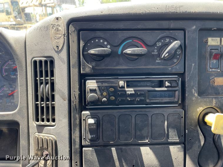 image for item OG9987 2004 International  4300 bucket truck