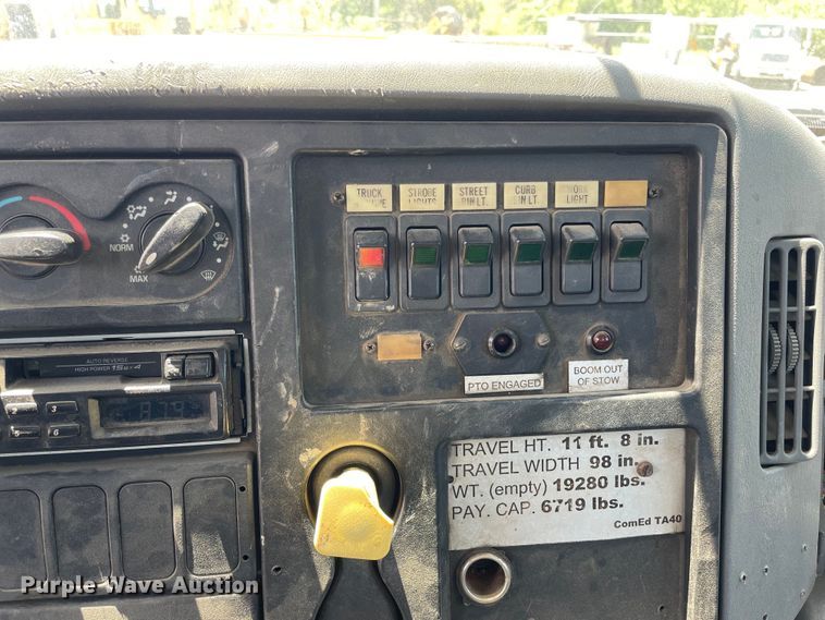 image for item OG9987 2004 International  4300 bucket truck