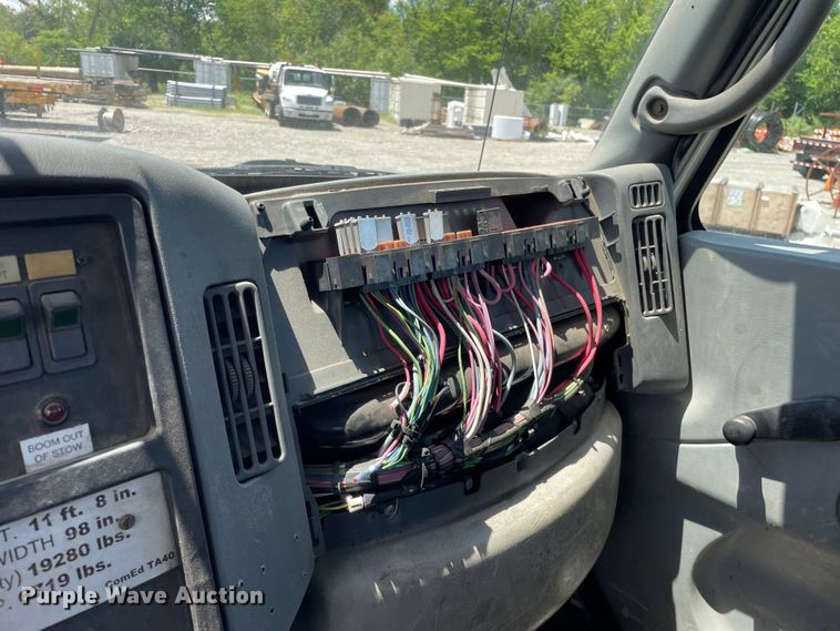 image for item OG9987 2004 International  4300 bucket truck