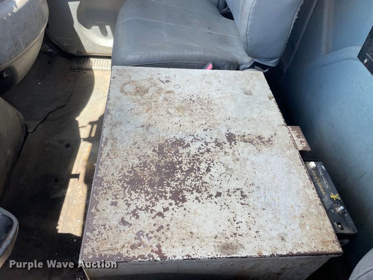 image for item OG9987 2004 International  4300 bucket truck