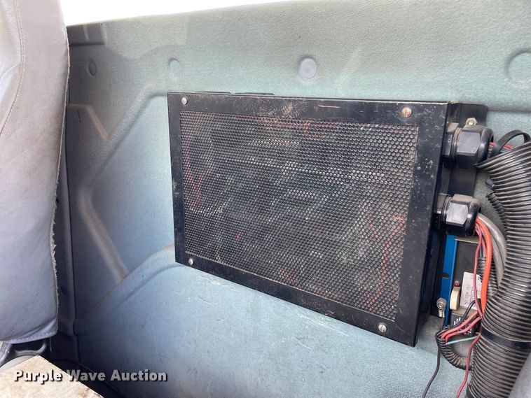 image for item OG9987 2004 International  4300 bucket truck