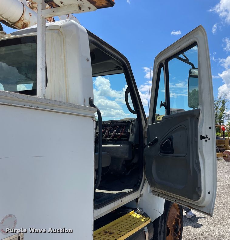 image for item OG9987 2004 International  4300 bucket truck