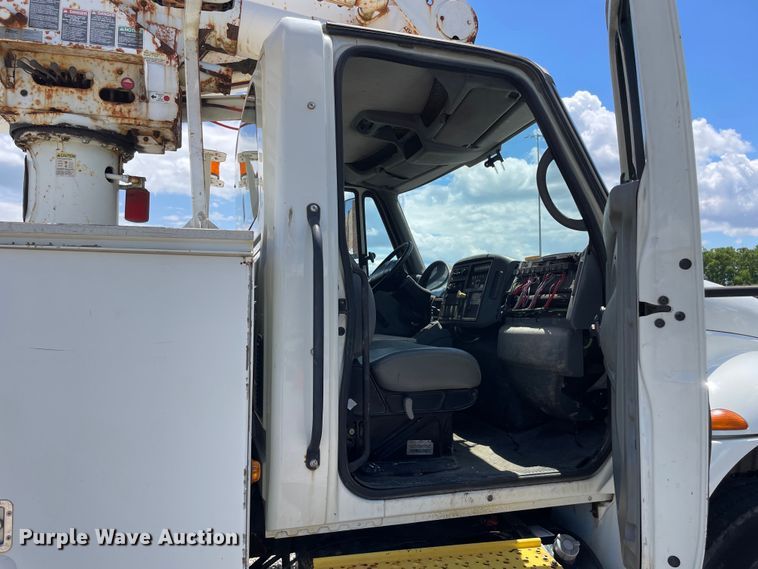 image for item OG9987 2004 International  4300 bucket truck