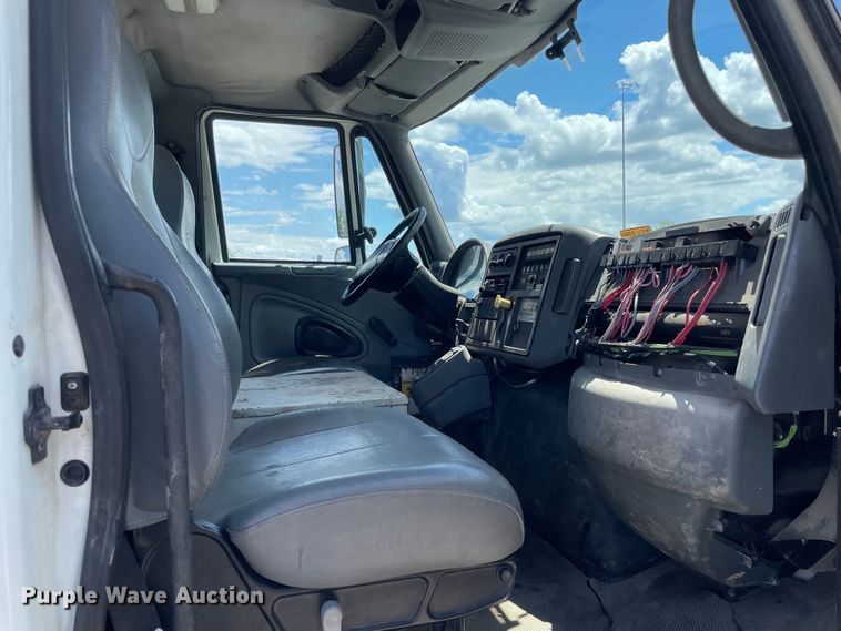 image for item OG9987 2004 International  4300 bucket truck