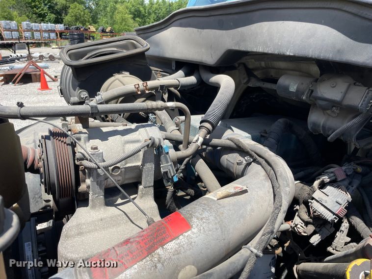 image for item OG9987 2004 International  4300 bucket truck