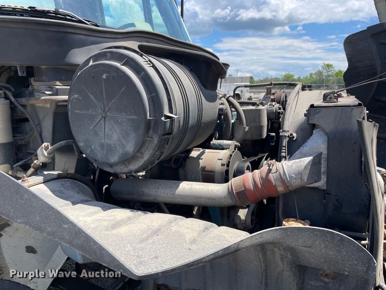 image for item OG9987 2004 International  4300 bucket truck