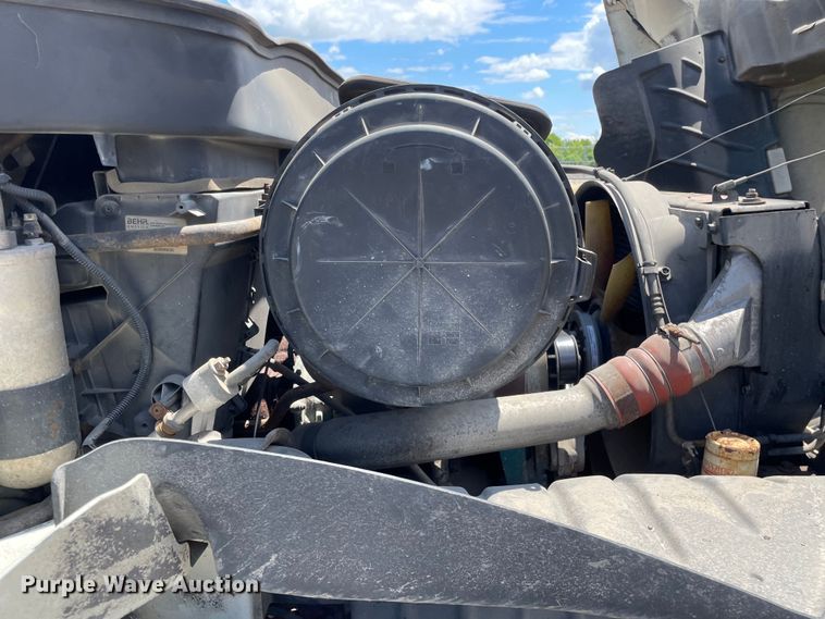 image for item OG9987 2004 International  4300 bucket truck