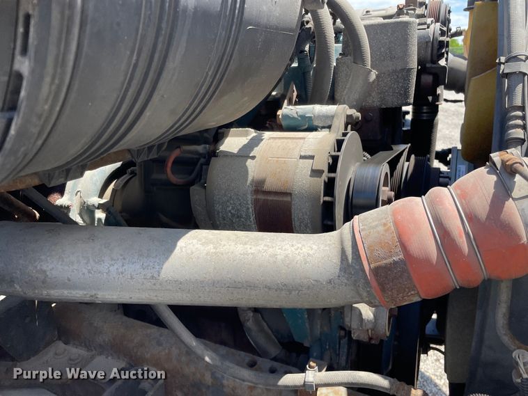 image for item OG9987 2004 International  4300 bucket truck