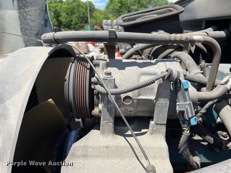 image for item OG9987 2004 International  4300 bucket truck