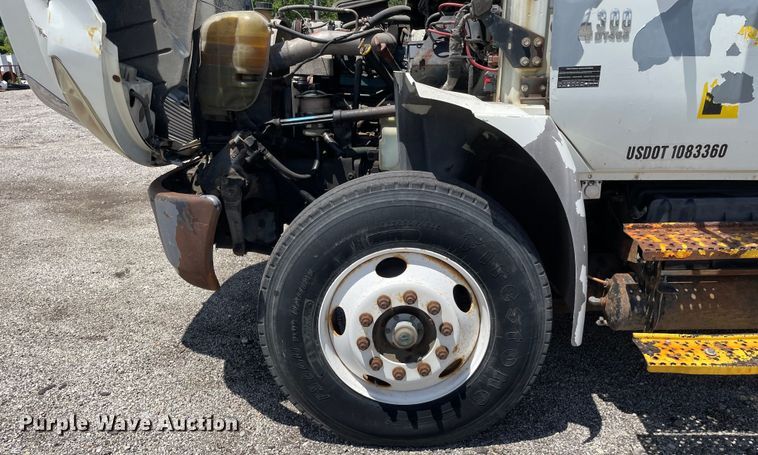 image for item OG9987 2004 International  4300 bucket truck