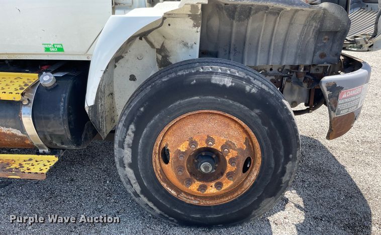 image for item OG9987 2004 International  4300 bucket truck