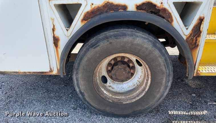 image for item OG9987 2004 International  4300 bucket truck