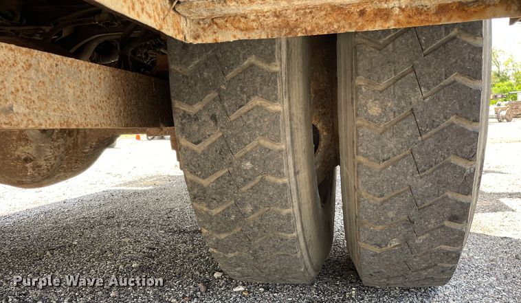 image for item OG9987 2004 International  4300 bucket truck