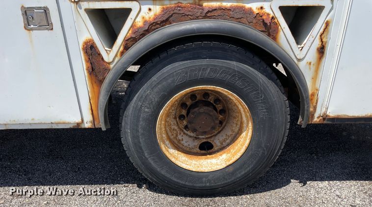 image for item OG9987 2004 International  4300 bucket truck