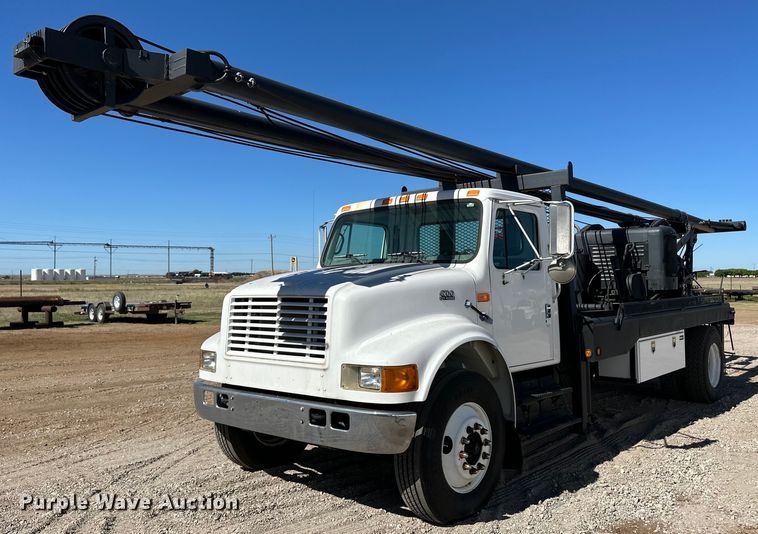 image for item OI9110 2000 International 4700 pulling truck