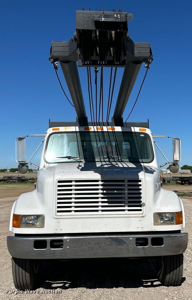 image for item OI9110 2000 International 4700 pulling truck