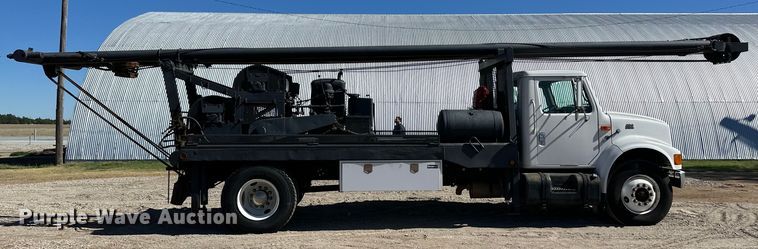 image for item OI9110 2000 International 4700 pulling truck