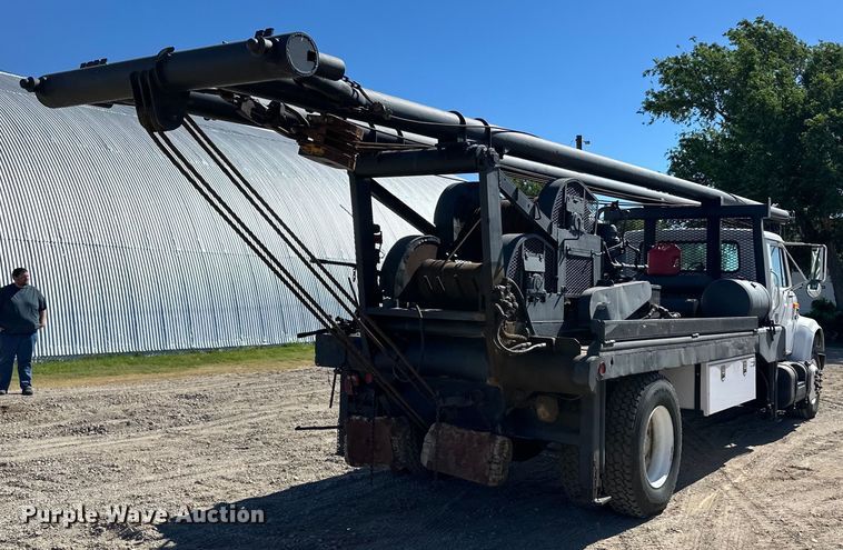 image for item OI9110 2000 International 4700 pulling truck