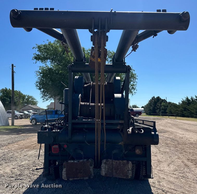 image for item OI9110 2000 International 4700 pulling truck