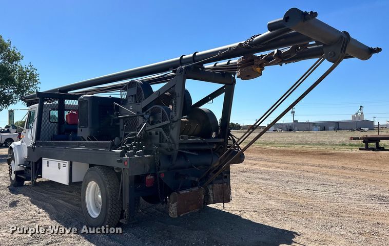 image for item OI9110 2000 International 4700 pulling truck