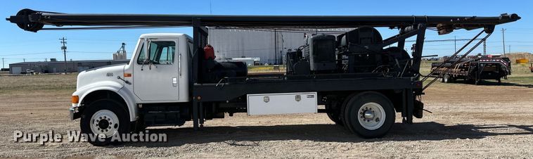 image for item OI9110 2000 International 4700 pulling truck