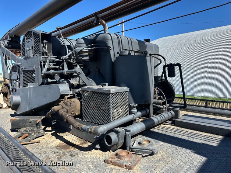 image for item OI9110 2000 International 4700 pulling truck