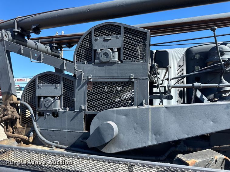 image for item OI9110 2000 International 4700 pulling truck