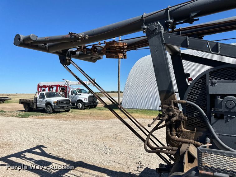 image for item OI9110 2000 International 4700 pulling truck