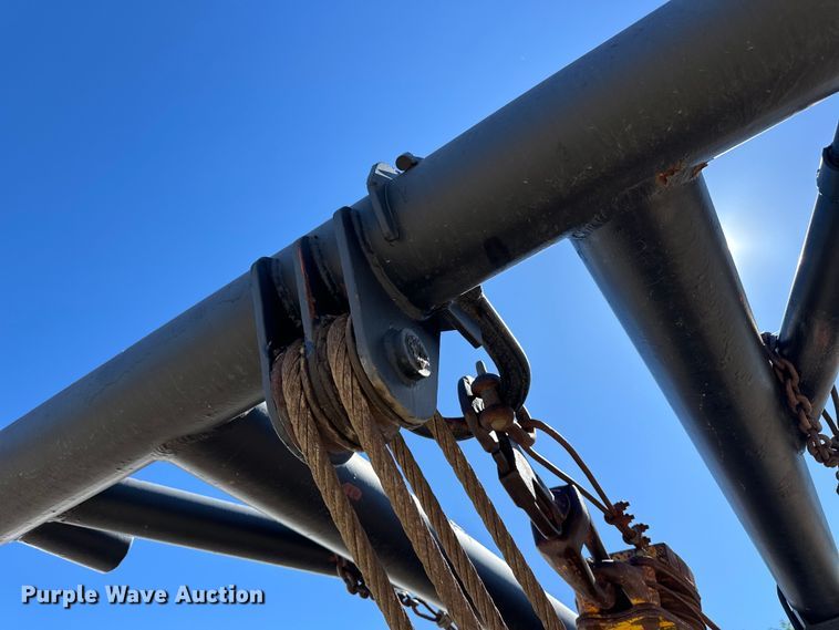 image for item OI9110 2000 International 4700 pulling truck