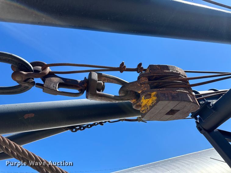 image for item OI9110 2000 International 4700 pulling truck