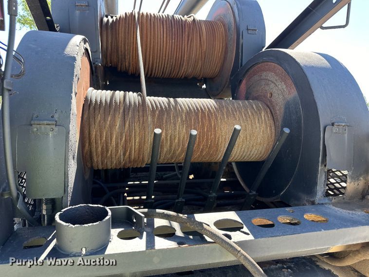 image for item OI9110 2000 International 4700 pulling truck