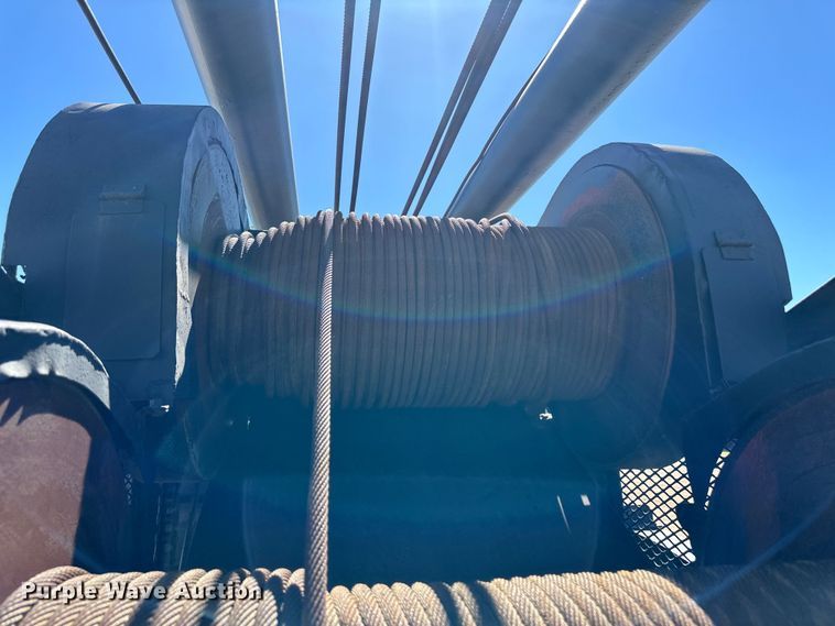 image for item OI9110 2000 International 4700 pulling truck